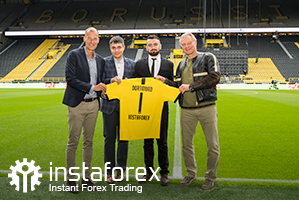 Legend of Borussia Dortmund Wolfgang de Beer, Business Development director for InstaForex Pavel Shkapenko, Business Development Director of InstaForex for Asia Roman Tcepelev and CEO of Borusssia Carsten Cramer hold the symbolyic Borussia-Instaforex jersey in front of the pitch of Singal Iduna Park Stadium