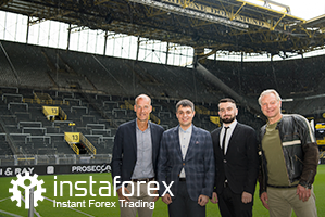 Legend of Borussia Dortmund Wolfgang de Beer, Business Development Director of InstaForex Pavel Shkapenko, Business Development Director of InstaForex for Asia Roman Tcepelev and CEO of Borusssia Carsten Cramer in front of the largest free-standing grandstand in Europe located in southern terrace of SingalIduna Park Stadium